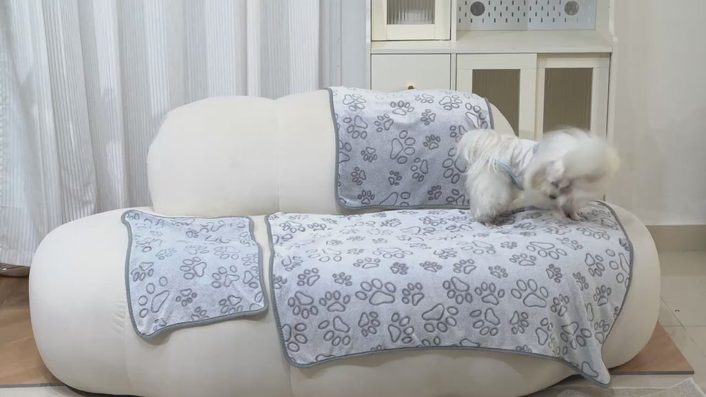 High-quality soft and fluffy pet blanket, cute cartoon pattern, warm and comfortable for dogs or cats.