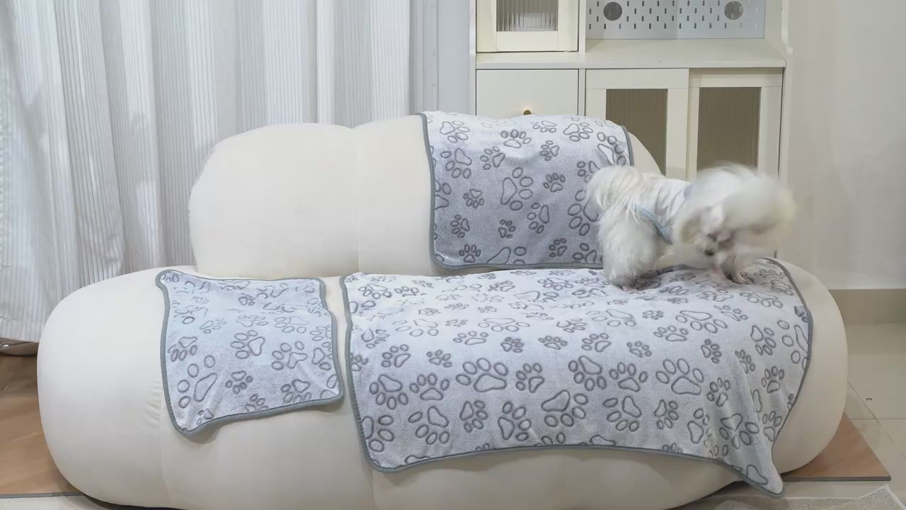 High-quality soft and fluffy pet blanket, cute cartoon pattern, warm and comfortable for dogs or cats.